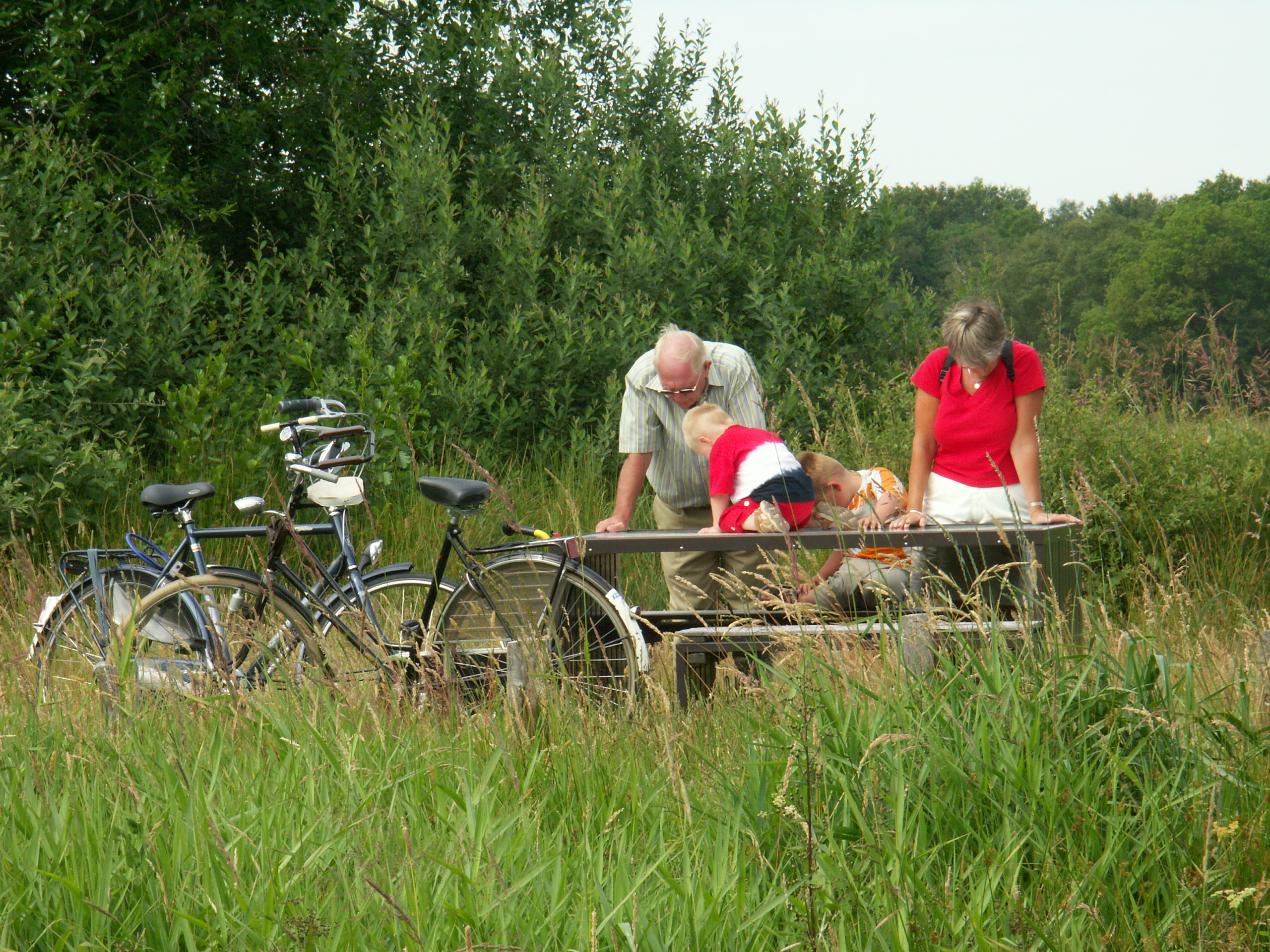 fietsen opa en kind picknicktafel