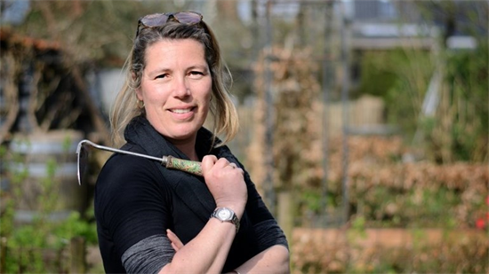 Cindy de Jonge helpt met tuiniertips tijdens de onkruidchallenge (Rechten - Het UPDA)