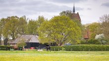 Anloo - Brinkdorp met de middeleeuwse Magnuskerk © André Brasse