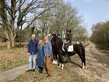 foto van bestuurders met 2 paarden op de ruiterroute